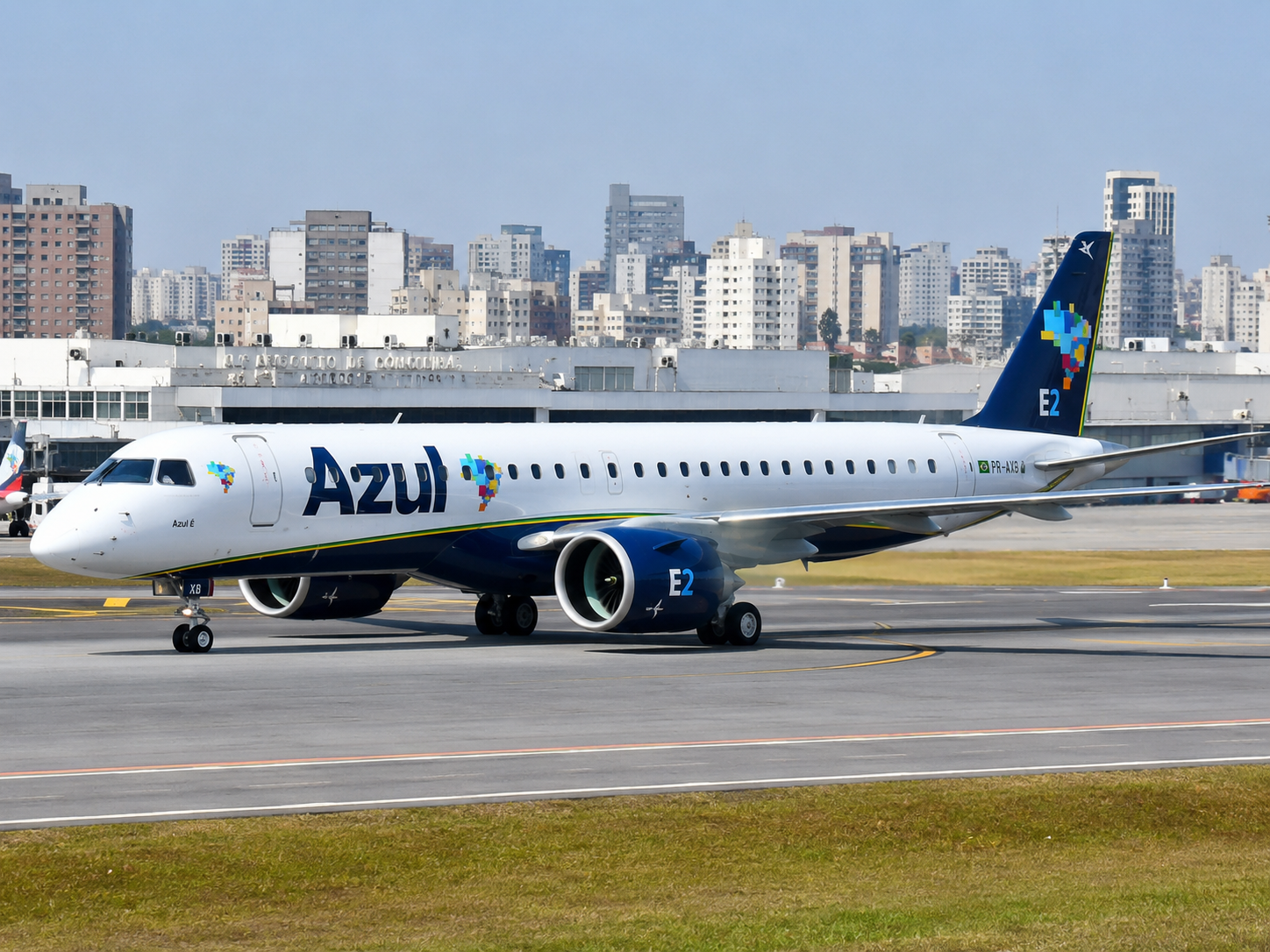 Azul distribui TVs e eletrônicos a bordo em ação para torcida