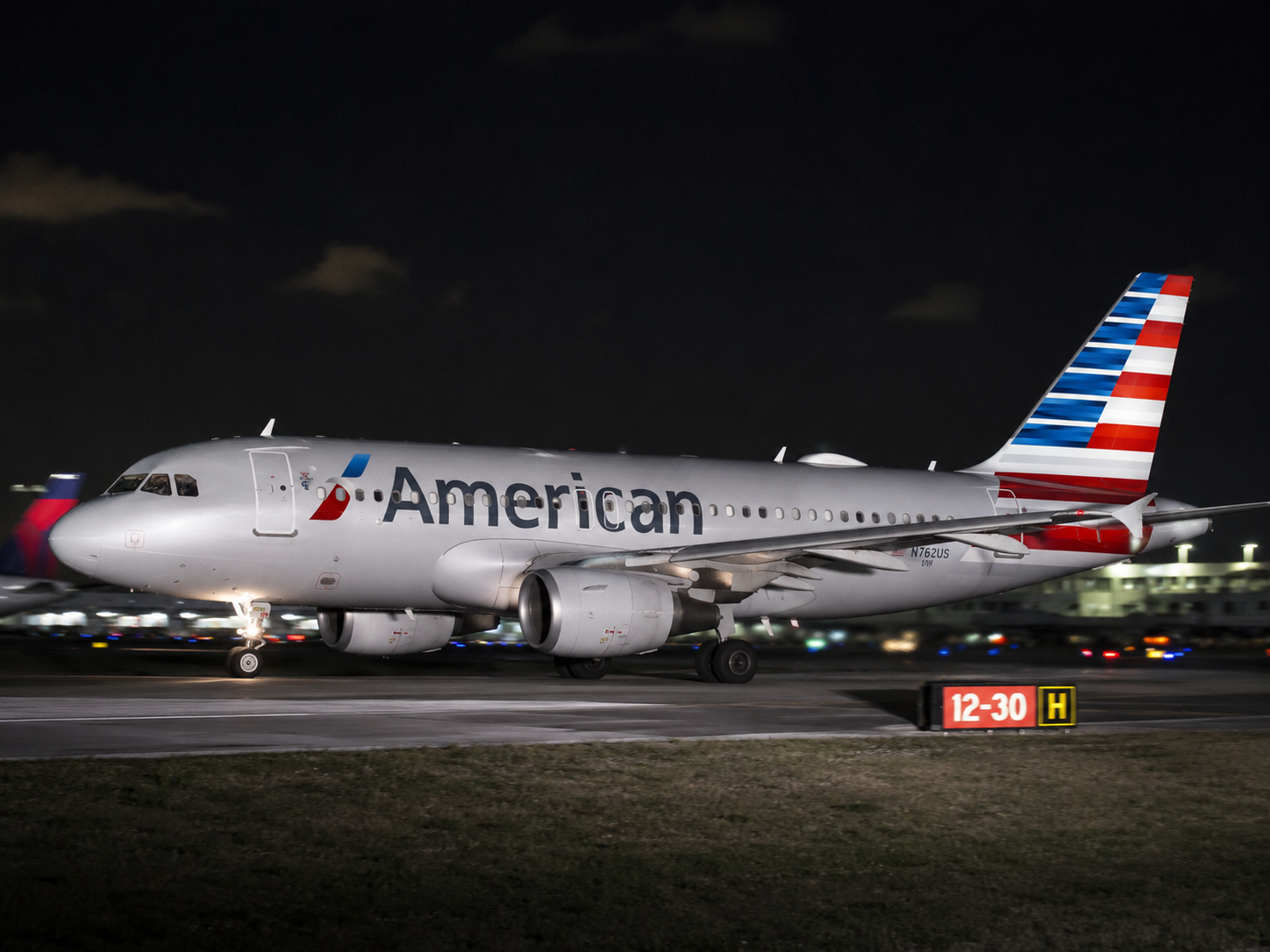 Airbus A319 da American Airlines aborta decolagem em Miami por jato