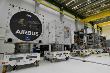 Satélites Galileo de Segunda Geração (G2) na sala limpa da Airbus, em Friedrichshafen, Alemanha – Copyright ESA